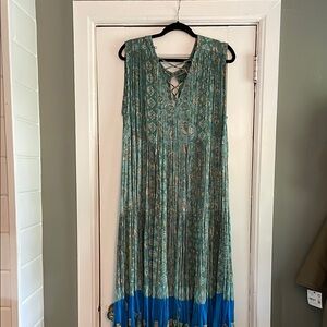 Elegant Blue and Green Sleeveless Dress